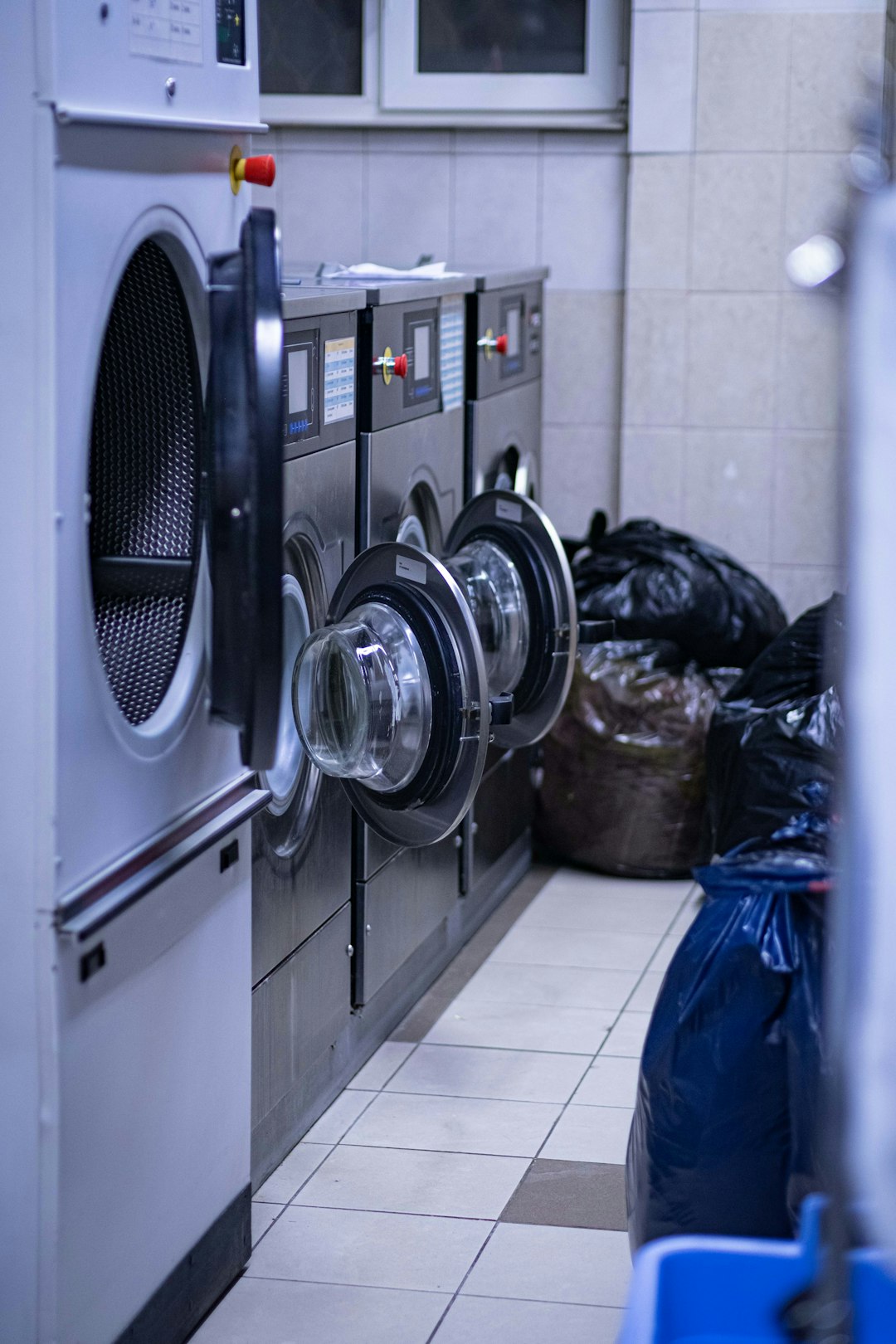 a-row-of-washing-machines-in-a-laundry-room-dfpgoavyfw